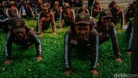 Selain baris-berbaris, anggota Paskibraka juga menjalani latihan fisik.