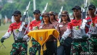 Latihan gabungan ini termasuk proses pembawa baki menaiki dan menuruni tangga menghadap Presiden Prabowo Subianto nantinya.