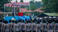 Para Paskibraka dibagi menjadi dua kelompok dalam latihan tersebut. Regu A sebagai tim pengibaran bendera merah putih, sedangkan regu B tim penurunan bendera.