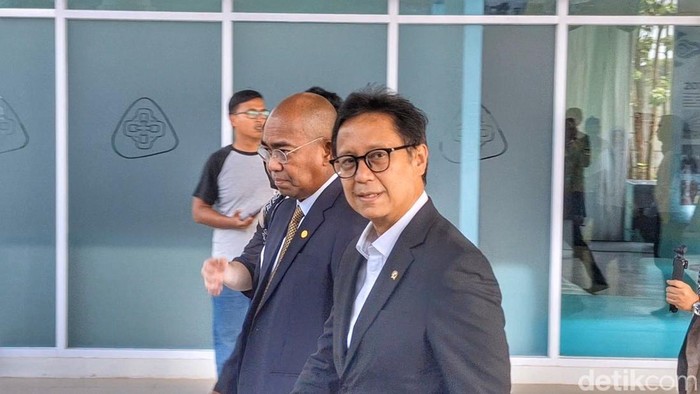 Menteri Kesehatan Budi Gunadi Sadikin saat mendatangi RS Maranatha di Taman Kopo Indah, Desa Mekar Rahayu, Kecamatan Margaasih, Kabupaten Bandung.