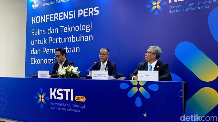Menristekdikti Prof. Brian Yuliarto (tengah) saat melakukan konferensi pers KSTI 2025.