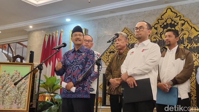 Mensos Gus Ipul dan Kepala PPATK Ivan Yustiavandana. (Taufiq/detikcom)