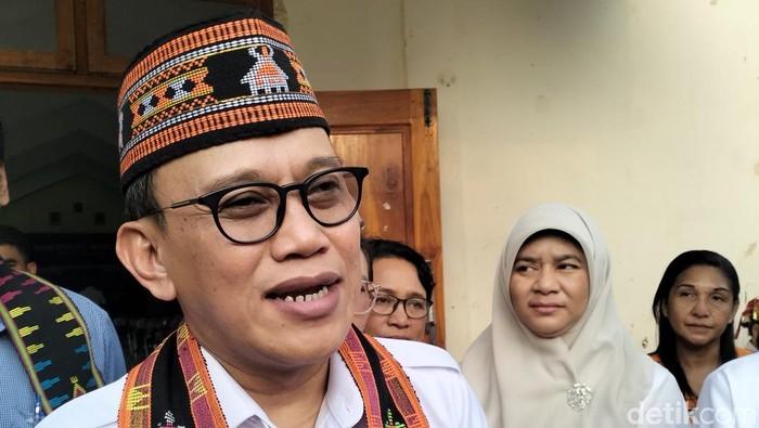 Menteri P2MI Abdul Kadir Karding seusai memberikan kuliah umum di SMKN 1 Komodo di Labuan Bajo, Manggarai Barat, NTT, Kamis (7/8/2025) sore.
