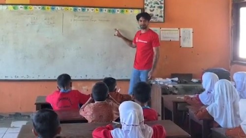 Momen saat Reza Rahadian menjadi guru dadakan di SDN Inpres Bala, Kecamatan Wera, Kabupaten Bima, NTB, Kamis (7/8/2025). (Tangkapan layar Instagram yapikkaactionaid)