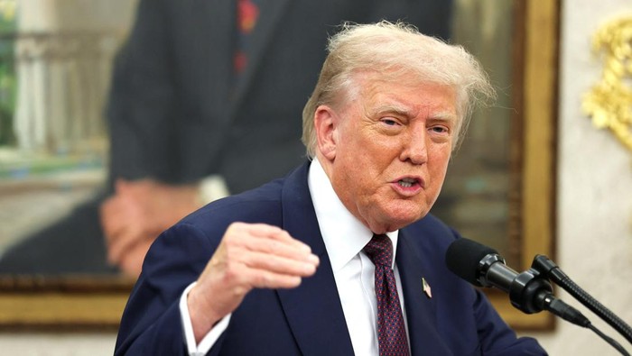 Momen Trump Umumkan Apple Tambah Investasi Jumbo Rp 1.631 T ke AS U.S. President Donald Trump and Apple CEO Tim Cook shake hands on the day they present Apple's announcement of a $100 billion investment in U.S. manufacturing, in the Oval Office at the White House in Washington, D.C., U.S., August 6, 2025. REUTERS/Jonathan Ernst REFILE - QUALITY REPEAT