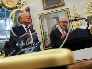 Bos Apple Beri Plakat Emas 24 Karat ke Donald Trump