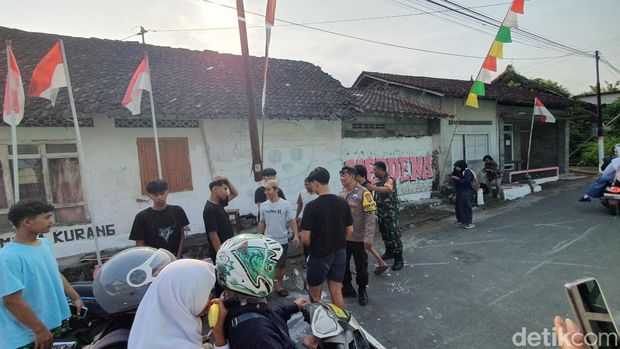 Mural One Piece di Triharjo, Sleman, dihapus disaksikan oleh aparat setempat, Kamis (7/8/2025).