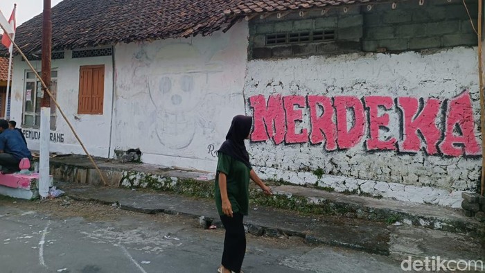 Mural One Piece di Triharjo, Sleman, dihapus disaksikan oleh aparat setempat, Kamis (7/8/2025).