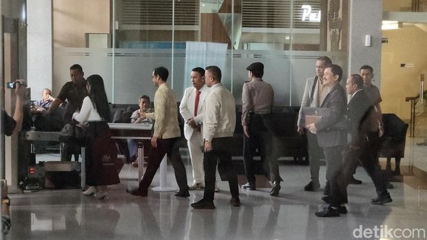 Nadiem dan Pengacaranya di KPK