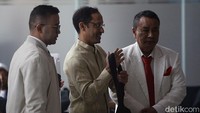 Nadiem didampingi oleh pengacaranya, Hotman Paris. Nadiem tak terlalu banyak berkomentar saat tiba.