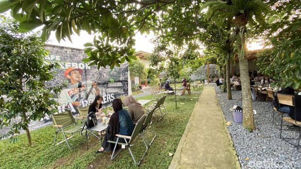 Ngopi di Kebon.