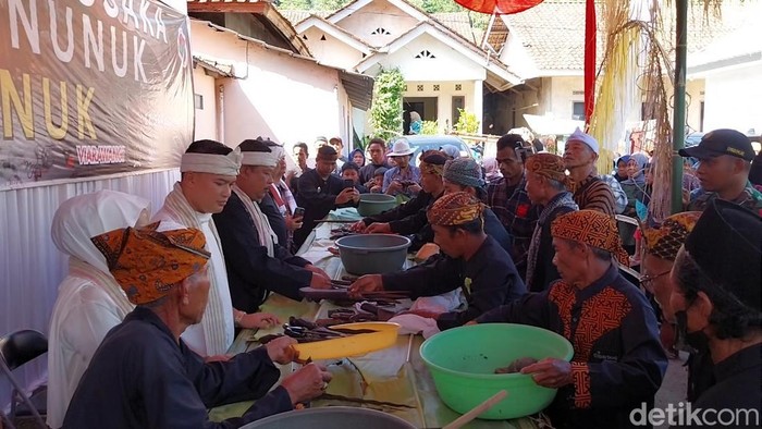 Ngumbahkeun Pusaka di Desa Nunukbaru, Majalengka.