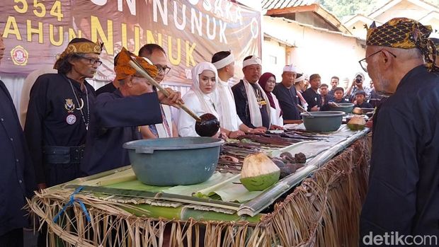Ngumbahkeun Pusaka di Desa Nunukbaru, Majalengka.