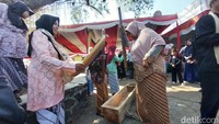 Ritual dimulai malam sebelumnya dengan ziarah ke makam leluhur dan doa bersama di rumah kepala desa. Keesokan paginya, prosesi pencucian pusaka dilakukan secara khidmat, diiringi kesenian tradisional seperti tutunggulan dan tari Tenun Gadod.
