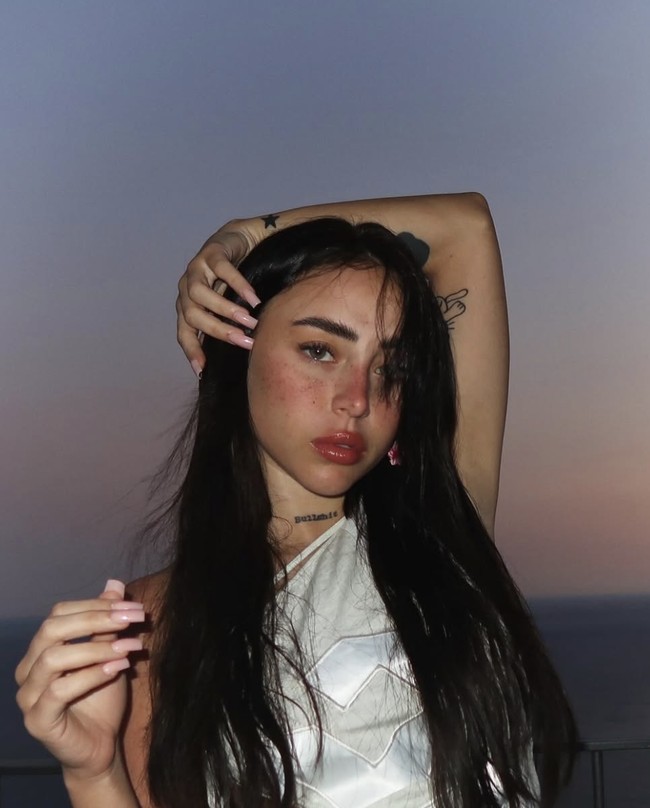 Nama Nicki Nicole mendadak mencuri perhatian publik. Namun kali ini bukan karena prestasinya di dunia musik, melainkan karena rumor kedekatannya dengan bintang muda sepak bola Spanyol, Lamine Yamal (17). Foto: dok. Instagram @nicki.nicole