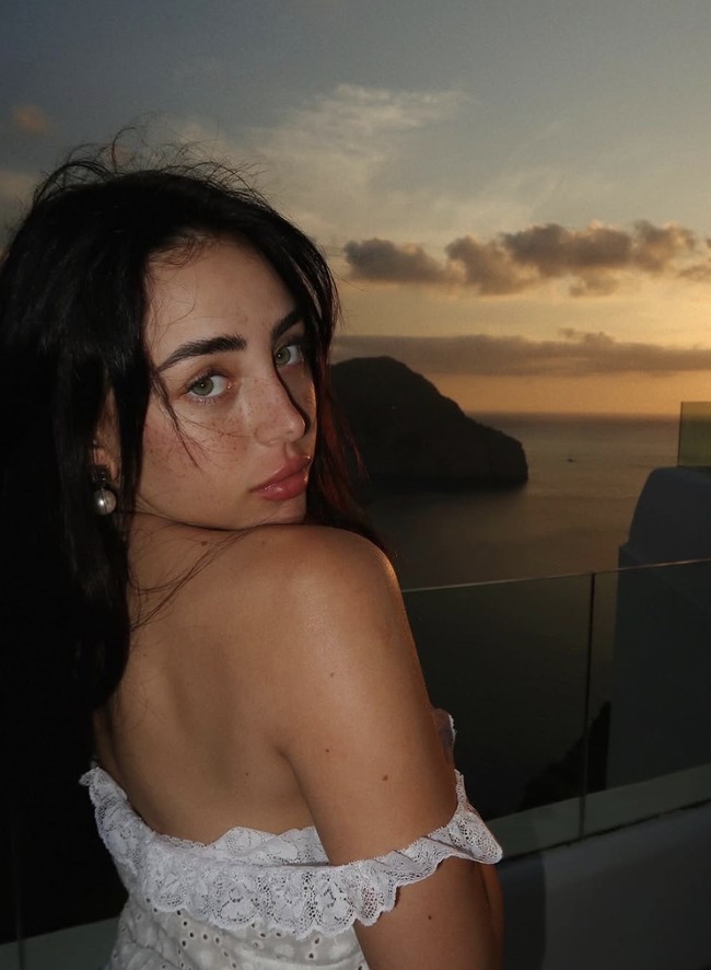 Sebelum digosipkan dekat dengan Lamine Yamal, pelantun ‘Ella no es tuya’ ini disebut pernah dipacari bintang Chelsea, Enzo Fernandez. Foto: dok. Instagram @nicki.nicole