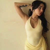 Dengan gaya musik yang menggabungkan elemen trap, hip hop, dan R&B, serta suara vokal yang khas, Nicki Nicole berhasil mencuri hati para pendengar muda. Lagu-lagunya dikenal punya lirik kuat dan jujur, mencerminkan semangat generasi milenial dan gen Z. Foto: dok. Instagram @nicki.nicole