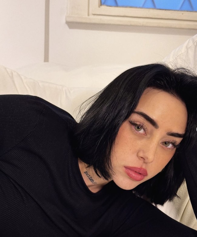 Penyanyi asal Argentina ini disebut-sebut menjalin hubungan dengan Yamal setelah keduanya tertangkap kamera tengah berciuman di sebuah klub malam, seperti dilaporkan media Spanyol Marca. Kabar tersebut langsung ramai dibicarakan karena perbedaan usia yang cukup mencolok antara keduanya. Foto: dok. Instagram @nicki.nicole