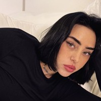 Penyanyi asal Argentina ini disebut-sebut menjalin hubungan dengan Yamal setelah keduanya tertangkap kamera tengah berciuman di sebuah klub malam, seperti dilaporkan media Spanyol Marca. Kabar tersebut langsung ramai dibicarakan karena perbedaan usia yang cukup mencolok antara keduanya. Foto: dok. Instagram @nicki.nicole