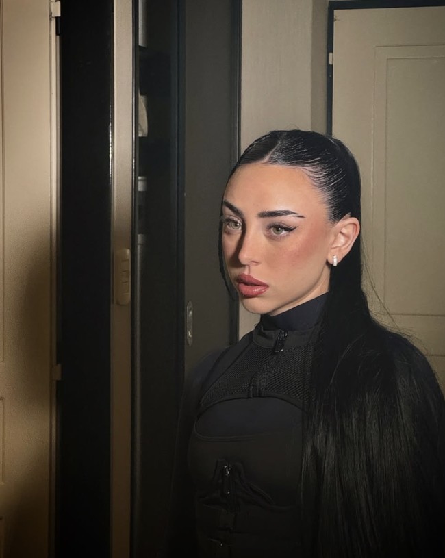 Nicki Nicole, yang memiliki nama asli Nicole Denise Cucco, lahir di Rosario, Argentina, pada 25 Agustus 2000. Ia akan genap berusia 25 tahun bulan ini, sementara Yamal baru menginjak usia 18 tahun, membuat Nicki enam tahun lebih tua dari pemain muda andalan FC Barcelona itu. Foto: dok. Instagram @nicki.nicole