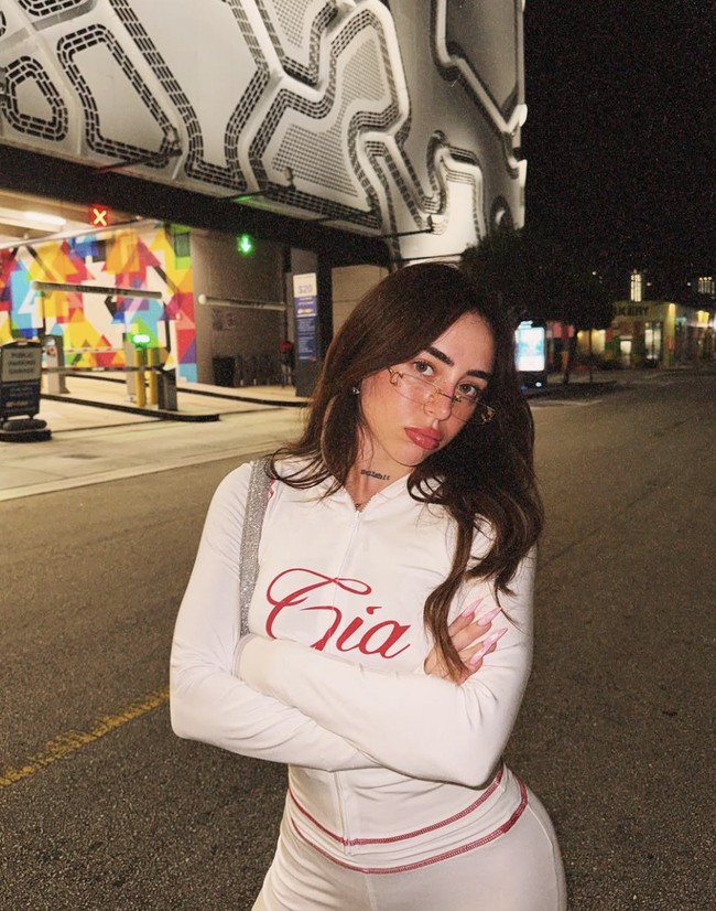 Di luar musik, Nicki Nicole juga dikenal sebagai sosok yang fashionable dan autentik. Lewat akun Instagram @nicki.nicole, ia kerap membagikan gaya busananya yang stylish dan berani, menjadi inspirasi banyak penggemar muda yang ingin tampil beda dan percaya diri. Foto: dok. Instagram @nicki.nicole