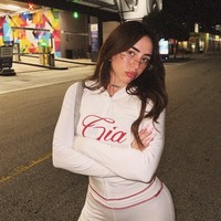 Di luar musik, Nicki Nicole juga dikenal sebagai sosok yang fashionable dan autentik. Lewat akun Instagram @nicki.nicole, ia kerap membagikan gaya busananya yang stylish dan berani, menjadi inspirasi banyak penggemar muda yang ingin tampil beda dan percaya diri. Foto: dok. Instagram @nicki.nicole