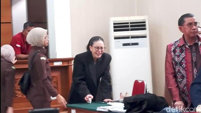 Nikita Mirzani menangis di ruang sidang Pengadilan Negeri Jakarta Selatan, Kamis (7/8/2025).