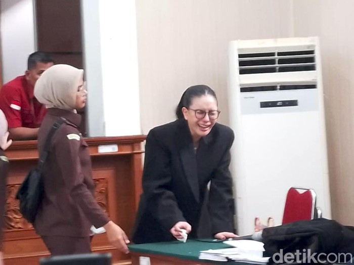 Nikita Mirzani menangis di ruang sidang Pengadilan Negeri Jakarta Selatan, Kamis (7/8/2025).