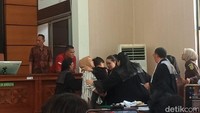 Nikita Mirzani menangis dan memeluk anaknya, Arkana, di ruang sidang Pengadilan Negeri Jakarta Selatan, Kamis (7/8/2025). Foto: Ahsan/detikhot