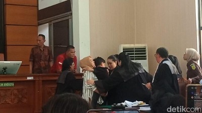 Tangis dan Peluk Hangat Nikita Mirzani Bertemu Anak di Ruang Sidang