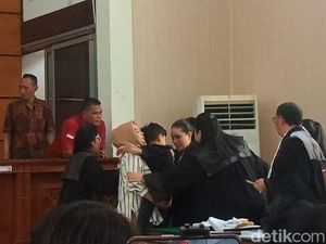 Tangis Nikita Mirzani Bertemu Anak Jelang Sidang Dugaan Pemerasan
