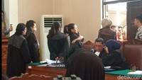 Didampingi pengasuhnya, Arkana, memeluk dan temu kangen dengan Nikita Mirzani. Foto: Ahsan/detikhot