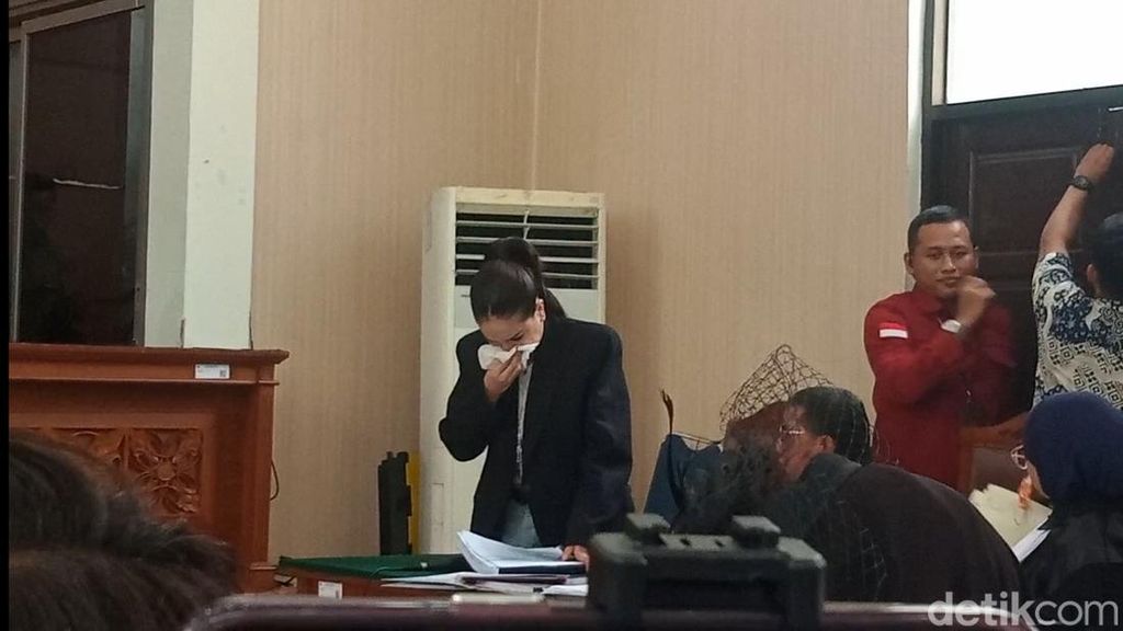 Video: Sidang Nikita Mirzani Diwarnai Kericuhan-Pengunjung Jatuh