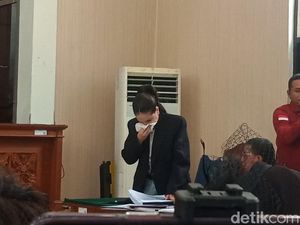 Video: Sidang Nikita Mirzani Diwarnai Kericuhan-Pengunjung Jatuh