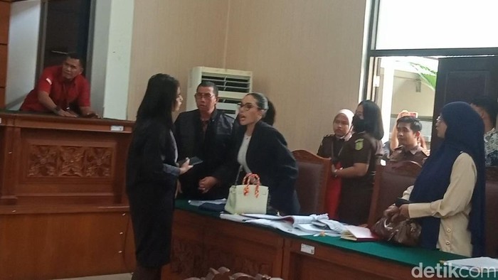 Nikita Mirzani ngamuk di sidang Nikita Mirzani saat ditemui di PN Jakarta Selatan.