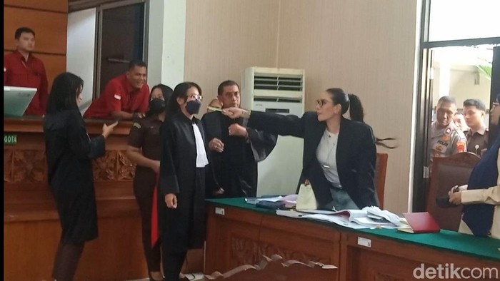 Nikita Mirzani ngamuk di sidang Nikita Mirzani saat ditemui di PN Jakarta Selatan.