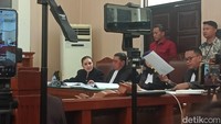 Sebelumnya, Nikita Mirzani bersama asistennya, Ismail Marzuki alias Mail Syahputra, didakwa melakukan pengancaman melalui sarana elektronik terhadap Reza Gladys. Keduanya juga dijerat dengan tuduhan pencucian uang atas dana yang diterima dari korban. Foto: Ahsan/detikhot