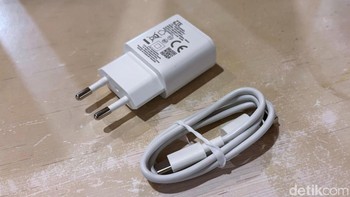 Dalam kotak penjualan diberikan adaptor dan kabel data. Foto: Rizqy Nur Amalia/detikINET