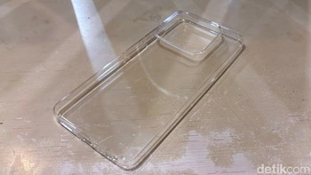 Nubia juga memberikan case silikon. Foto: Rizqy Nur Amalia/detikINET
