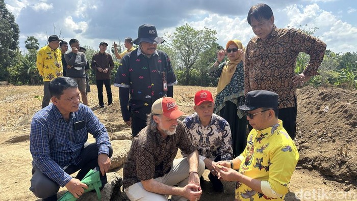 Para peneliti dari Australia, BRIN, dan Unhas saat berada di lokasi penemuan artefak di Calio, Kabupaten Soppeng.