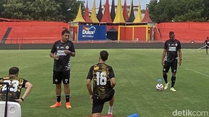 Para penggawa Semen Padang FC melakukan latihan jelang bertandang ke kandang Persib Bandung. (Jeka Kampai/detikSumut)