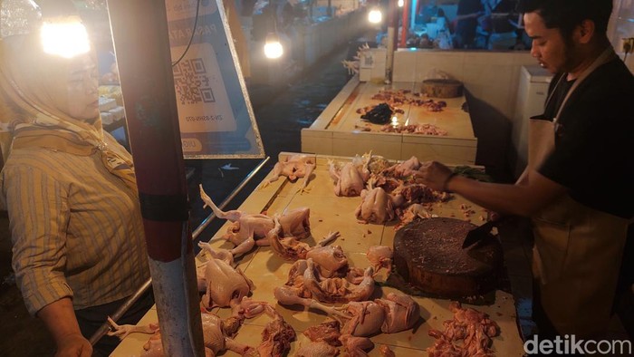 Warga membeli ayam potong di Pasar Atas Baru Cimahi