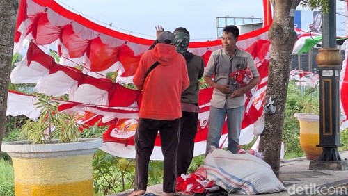 Pedagang bendera musiman menggelar dagangannya di atas trotoar di Jalan By Pass Kota Mataram, Rabu (6/8/2025).