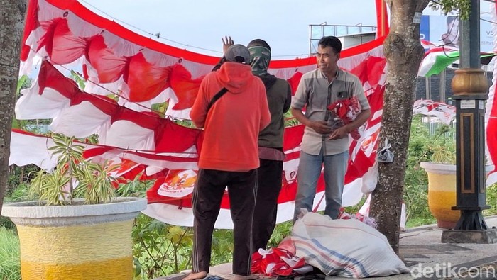 Pedagang bendera musiman menggelar dagangannya di atas trotoar di Jalan By Pass Kota Mataram, Rabu (6/8/2025).