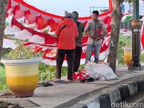 Satpol PP Mataram Bakal Tertibkan Pedagang Bendera di Badan Jalan