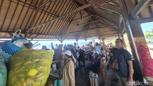 Pelabuhan The Angkal Kusamba dipadati penumpang yang hendak menyeberang ke Nusa Penida, Klungkung, Bali, Kamis (7/8/2025). (Foto: Ni Komang Ayu Leona Wirawan/detikBali)