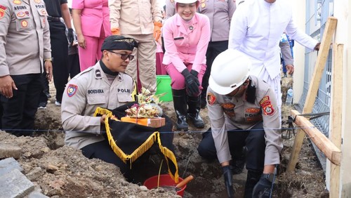 Peletakan batu pertama atau groundbreaking Sentra Pelayanan Pangan Gizi (SPPG) Polres Gianyar yang berlokasi di lahan milik Polsek Tampaksiring. (Foto: Dok. Polres Gianyar)