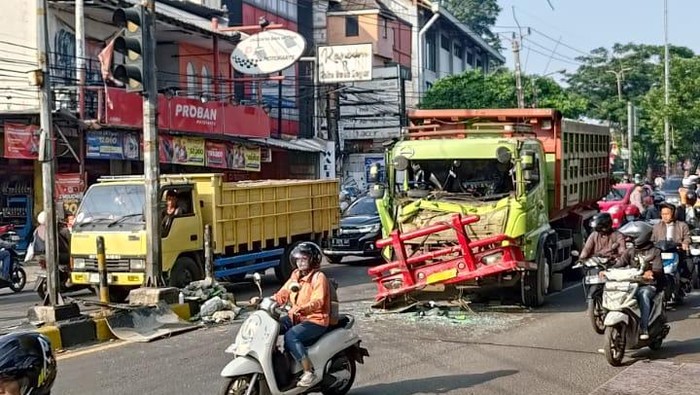 Penampakan Kecelakan Truk Biang Kerok Ciputat arah Lebak Bulus Macet Parah
