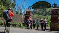 Pendamping Pendakian Gunung Semeru Terdaftar (PPGST) membantu mengabadikan pendaki di gerbang masuk jalur pendakian Gunung Semeru, Kawasan Taman Nasional Bromo Tengger Semeru (TNBTS), Lumajang, Jawa Timur, Kamis (7/8/2025). ANTARA FOTO/Irfan Sumanjaya 