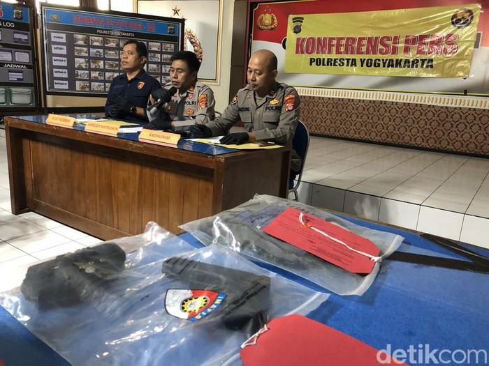 Barang bukti kasus penjual layangan ditembak pakai airgun di Mapolresta Jogja, Kamis (7/8/2025).